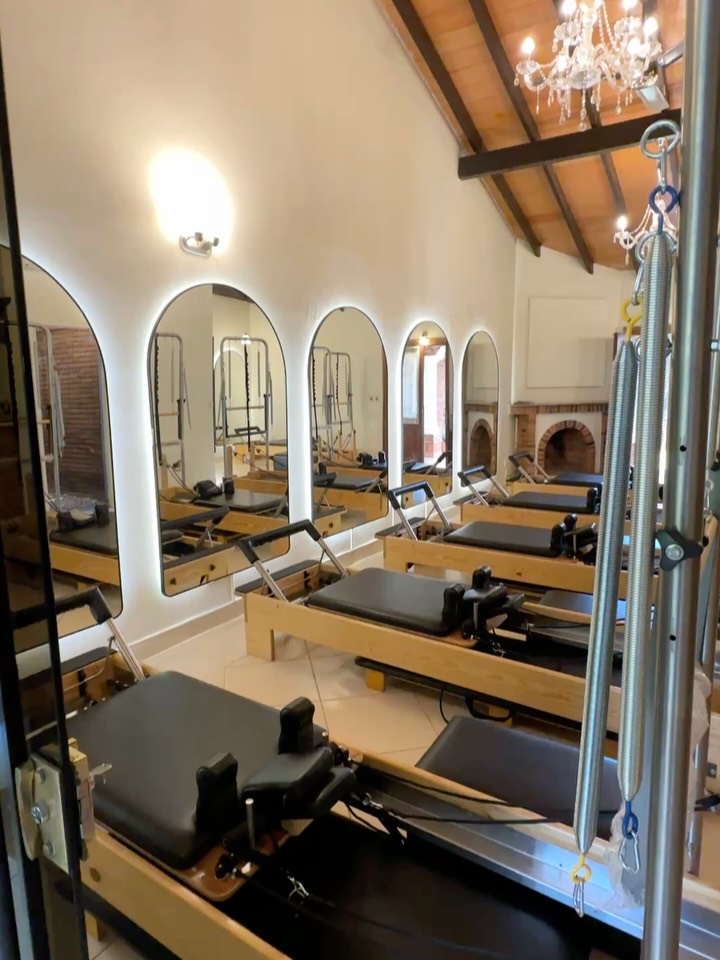 Sala de estudio equipada con reformers de madera BALANCE y espejos de arco